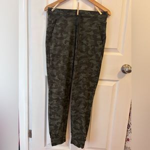 Lululemon High Rise jogger Sz8